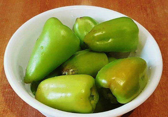 Классический фаршированный перец мясом и рисом с подливкой в кастрюле
