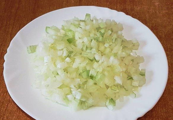 Классический фаршированный перец мясом и рисом с подливкой в кастрюле