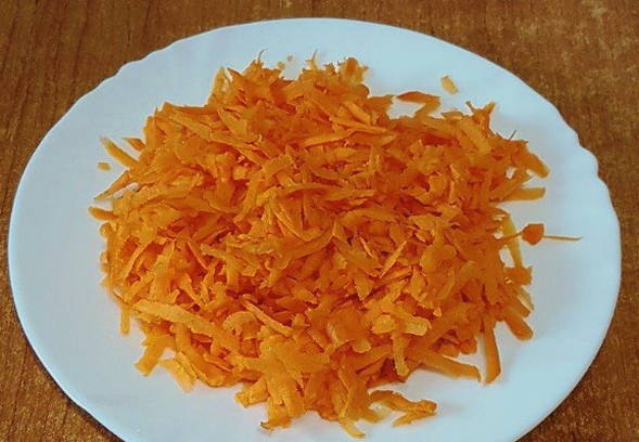 Классический фаршированный перец мясом и рисом с подливкой в кастрюле