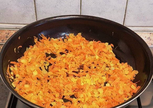 Классический фаршированный перец мясом и рисом с подливкой в кастрюле