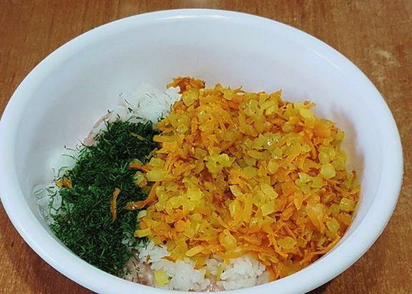 Классический фаршированный перец мясом и рисом с подливкой в кастрюле