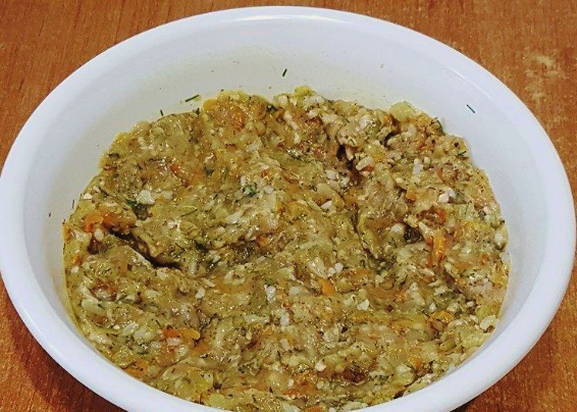 Классический фаршированный перец мясом и рисом с подливкой в кастрюле