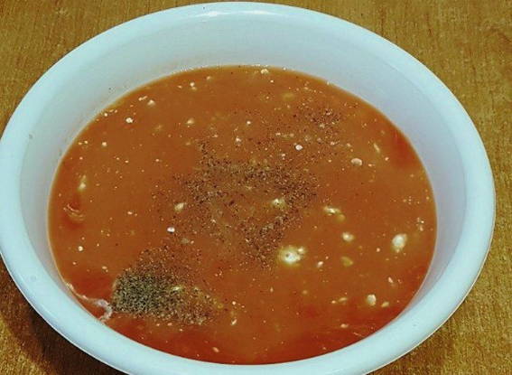 Классический фаршированный перец мясом и рисом с подливкой в кастрюле