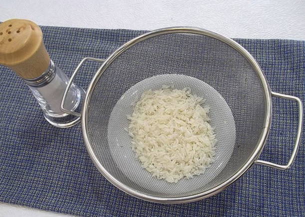 Классический фаршированный перец мясом и рисом в кастрюле