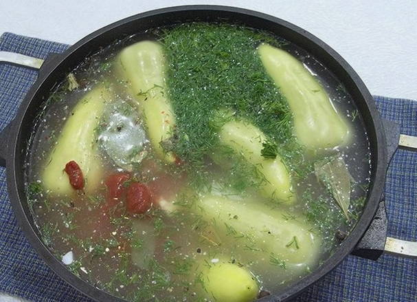 Классический фаршированный перец мясом и рисом в кастрюле