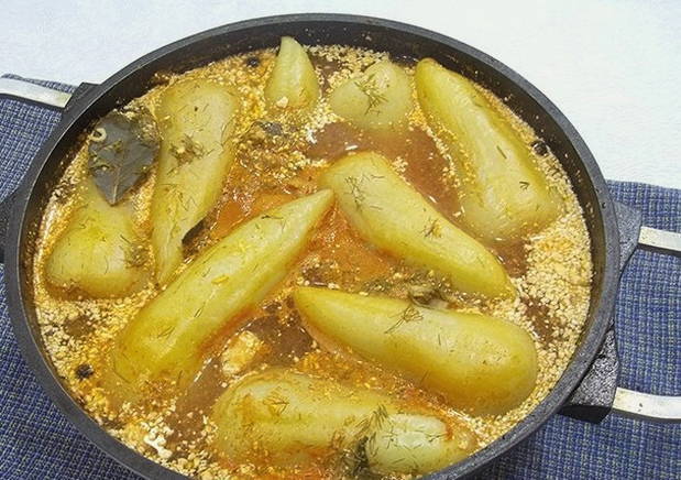 Классический фаршированный перец мясом и рисом в кастрюле