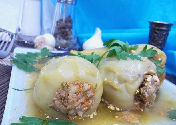 Классический фаршированный перец мясом и рисом в кастрюле