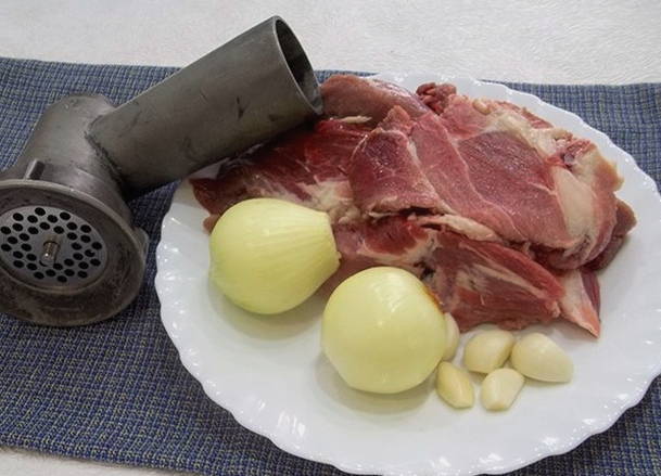 Классический фаршированный перец мясом и рисом в кастрюле