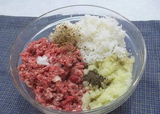Классический фаршированный перец мясом и рисом в кастрюле