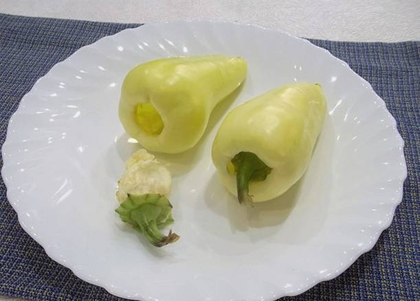 Классический фаршированный перец мясом и рисом в кастрюле
