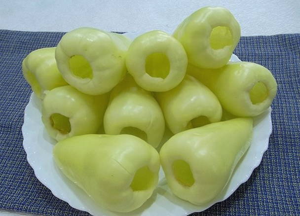 Классический фаршированный перец мясом и рисом в кастрюле