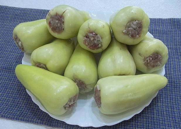 Классический фаршированный перец мясом и рисом в кастрюле