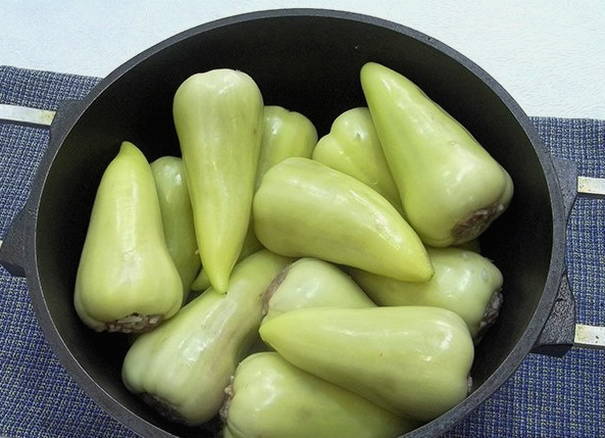 Классический фаршированный перец мясом и рисом в кастрюле