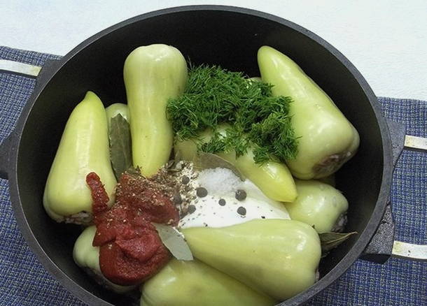 Классический фаршированный перец мясом и рисом в кастрюле