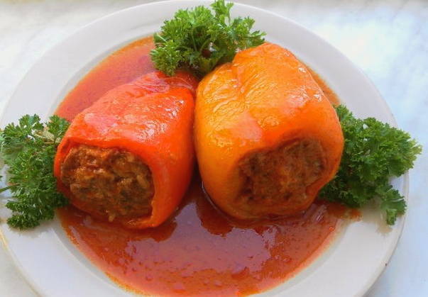 Фаршированные перцы с рисом, томатной пастой и сметаной в кастрюле