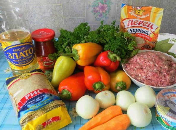 Фаршированные перцы с рисом, томатной пастой и сметаной в кастрюле