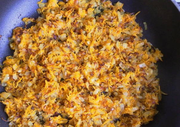 Фаршированные перцы с рисом, томатной пастой и сметаной в кастрюле