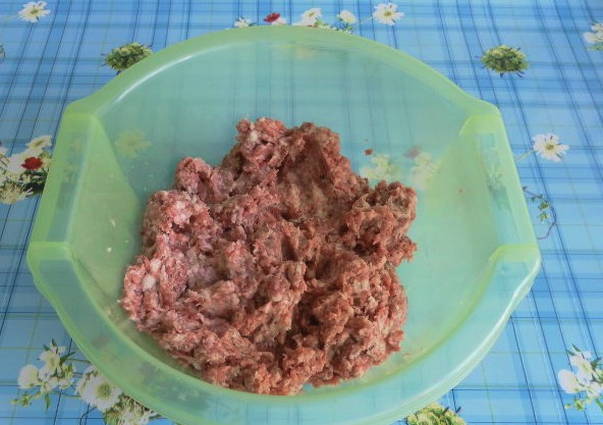 Фаршированные перцы с рисом, томатной пастой и сметаной в кастрюле