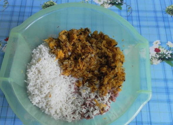 Фаршированные перцы с рисом, томатной пастой и сметаной в кастрюле