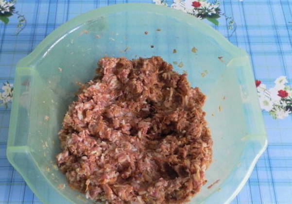 Фаршированные перцы с рисом, томатной пастой и сметаной в кастрюле