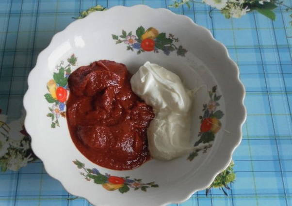Фаршированные перцы с рисом, томатной пастой и сметаной в кастрюле