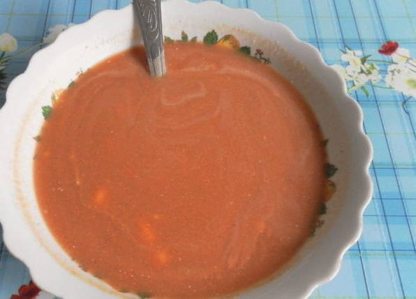 Фаршированные перцы с рисом, томатной пастой и сметаной в кастрюле