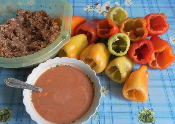 Фаршированные перцы с рисом, томатной пастой и сметаной в кастрюле