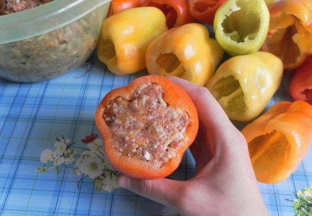 Фаршированные перцы с рисом, томатной пастой и сметаной в кастрюле