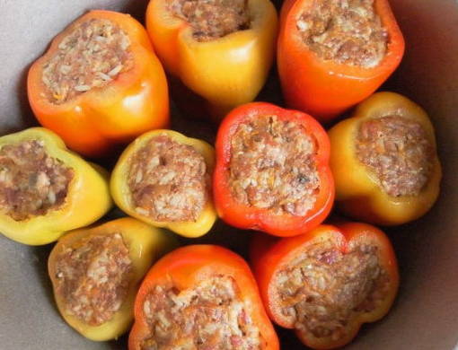 Фаршированные перцы с рисом, томатной пастой и сметаной в кастрюле