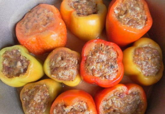 Фаршированные перцы с рисом, томатной пастой и сметаной в кастрюле