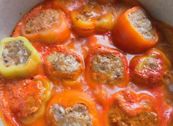 Фаршированные перцы с рисом, томатной пастой и сметаной в кастрюле