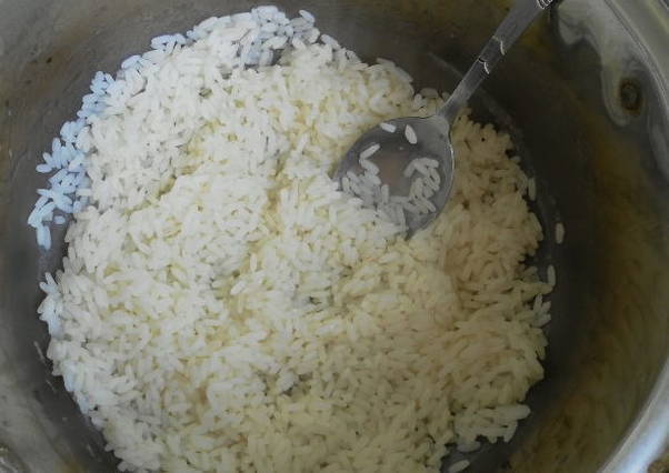 Фаршированные перцы с рисом, томатной пастой и сметаной в кастрюле
