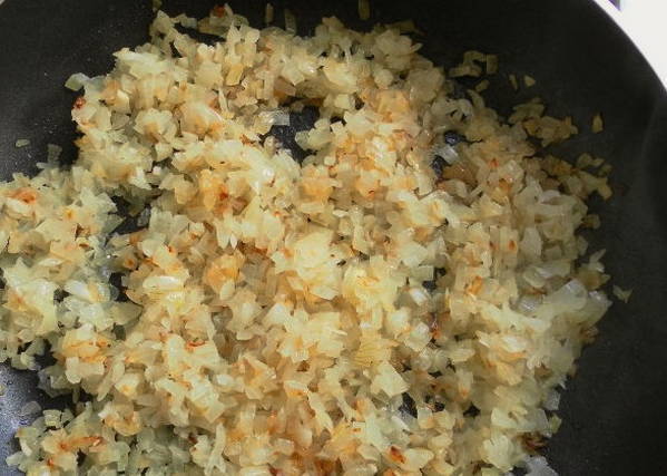 Фаршированные перцы с рисом, томатной пастой и сметаной в кастрюле