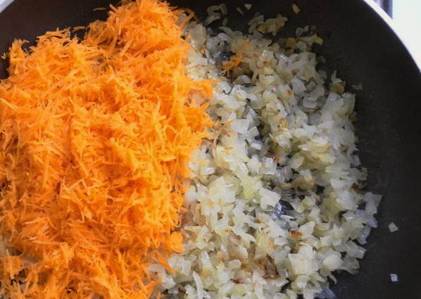 Фаршированные перцы с рисом, томатной пастой и сметаной в кастрюле