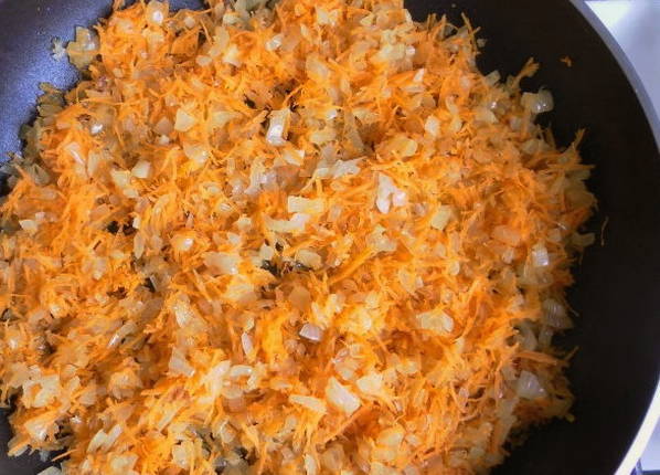 Фаршированные перцы с рисом, томатной пастой и сметаной в кастрюле