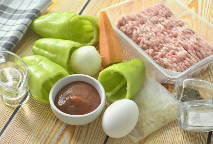 Фаршированные перцы с фаршем, рисом и томатной пастой рецепт в кастрюле