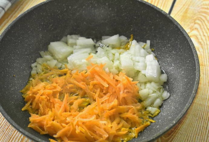 Фаршированные перцы с фаршем, рисом и томатной пастой рецепт в кастрюле