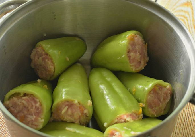 Фаршированные перцы с фаршем, рисом и томатной пастой рецепт в кастрюле