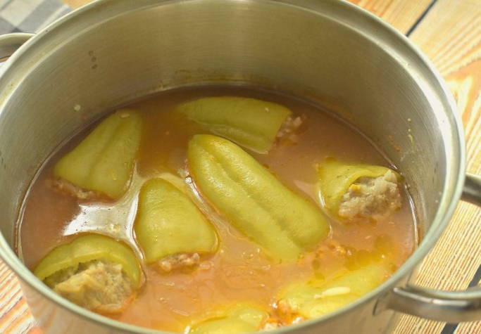 Фаршированные перцы с фаршем, рисом и томатной пастой рецепт в кастрюле