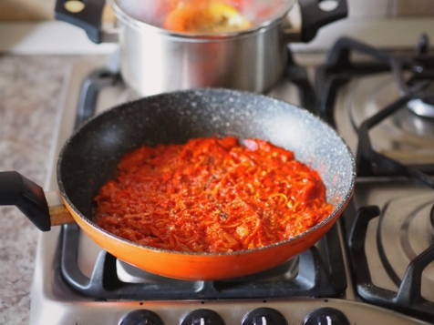 Фаршированные перцы с фаршем и рисом в кастрюле Фаршированные перцы с фаршем и рисом в кастрюле
