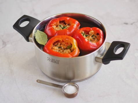 Фаршированные перцы с фаршем и рисом в кастрюле Фаршированные перцы с фаршем и рисом в кастрюле