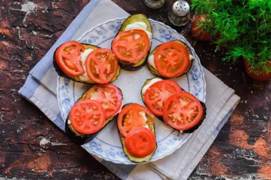 Баклажаны кружочками с помидорами и сыром в духовке