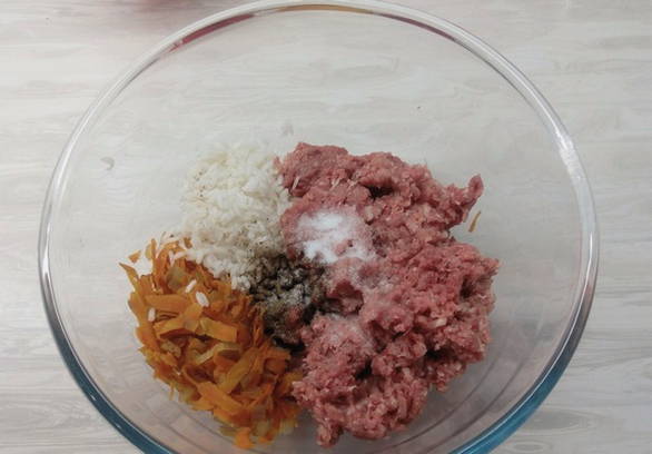 Фаршированные перцы с фаршем и рисом в мультиварке