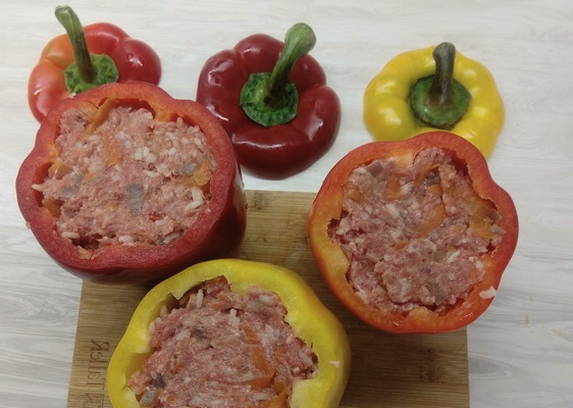 Фаршированные перцы с фаршем и рисом в мультиварке