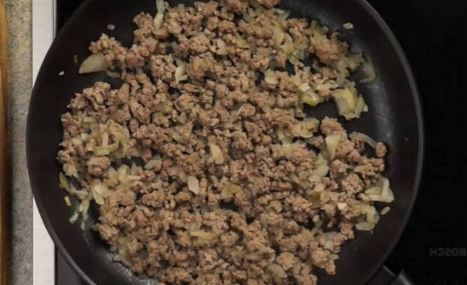 Фаршированный перец половинками с мясом и сыром на противне в духовке Фаршированный перец половинками с мясом и сыром на противне в духовке