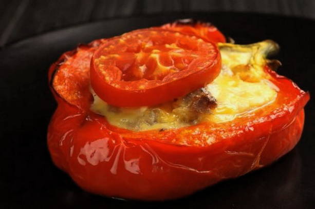 Фаршированный перец половинками с мясом и сыром на противне в духовке Фаршированный перец половинками с мясом и сыром на противне в духовке