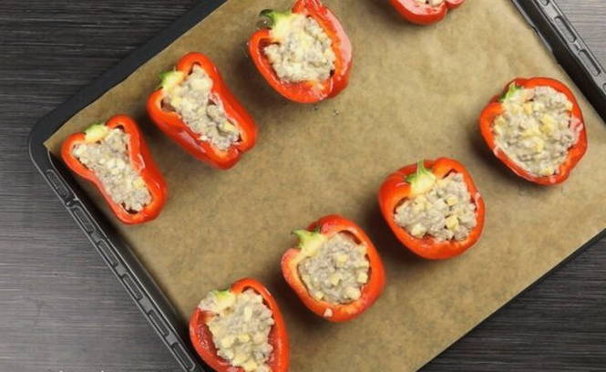 Фаршированный перец половинками с мясом и сыром на противне в духовке Фаршированный перец половинками с мясом и сыром на противне в духовке