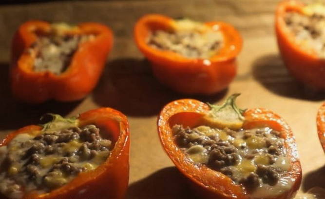 Фаршированный перец половинками с мясом и сыром на противне в духовке Фаршированный перец половинками с мясом и сыром на противне в духовке