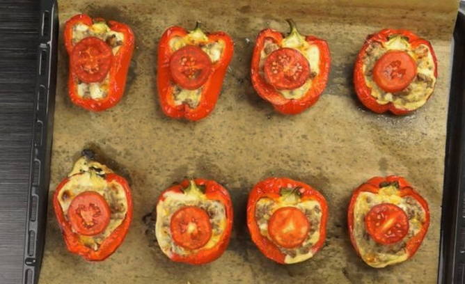 Фаршированный перец половинками с мясом и сыром на противне в духовке Фаршированный перец половинками с мясом и сыром на противне в духовке