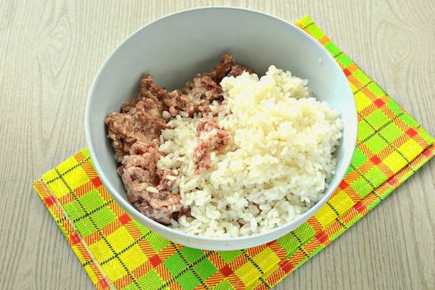 Перец, фаршированный половинками с фаршем, сыром и рисом в духовке Перец, фаршированный половинками с фаршем, сыром и рисом в духовке